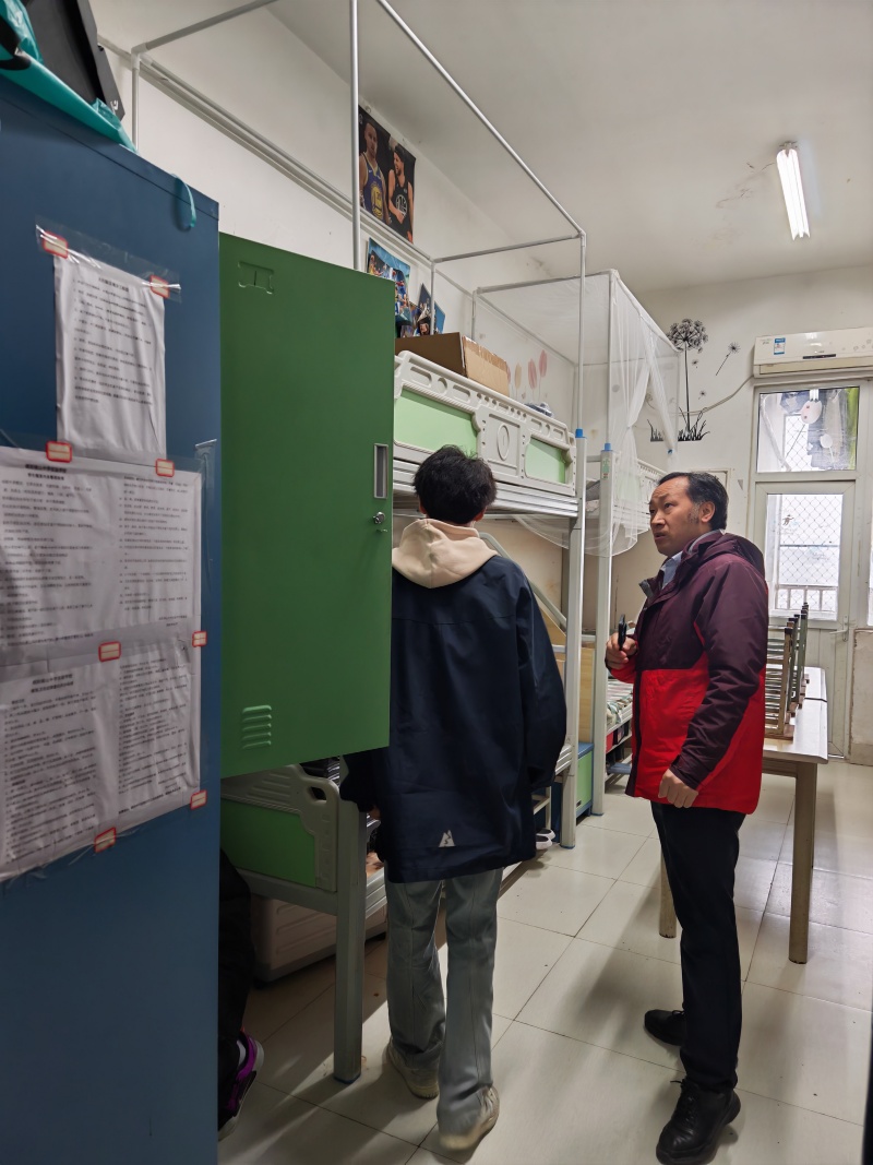 筑牢安全防線，共建和諧校園——高2023級開展寢室安全大檢查